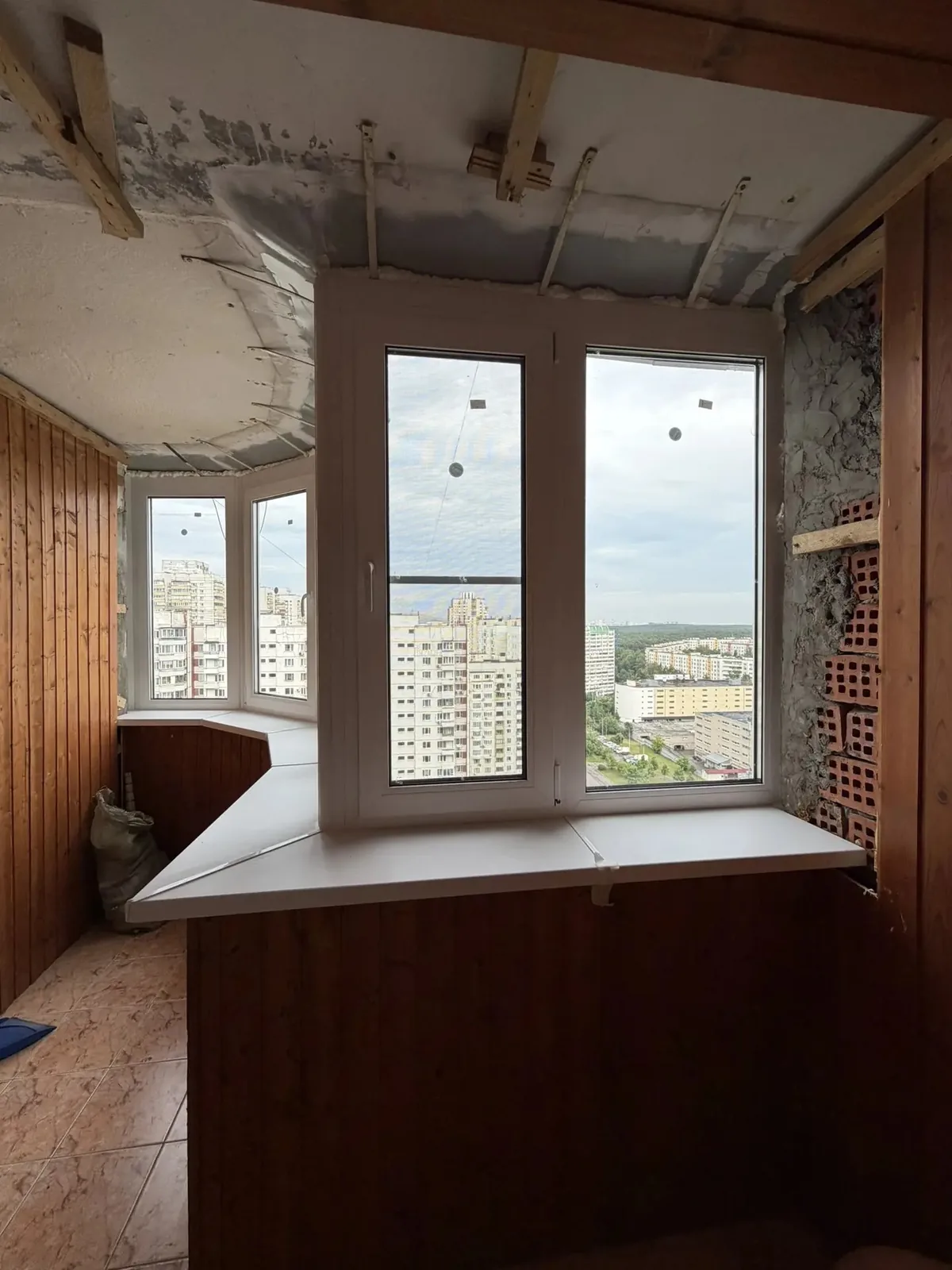 Панорамное окно на городской лоджии