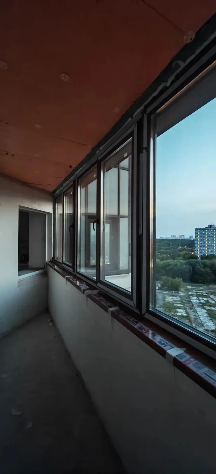 Остекление городской лоджии тёмным профилем